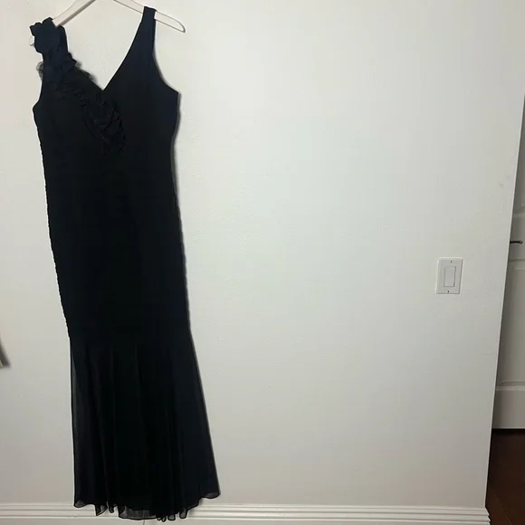 Elegant Black One-Shoulder Dress - Picture 1 of 5